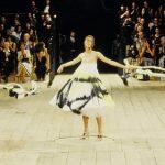 Último vestido apresentado na performance final do desfile Nº.13 do estilista Alexander McQueen (1999) será tema da Oficina "Roupa Musealizada”