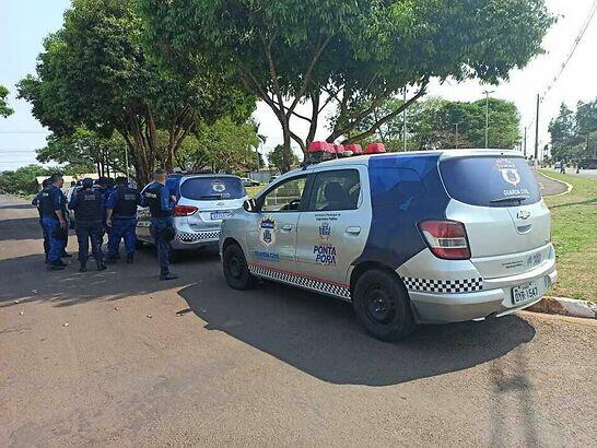 Guardas encontraram acusado nas proximidades do estabelecimento comercial