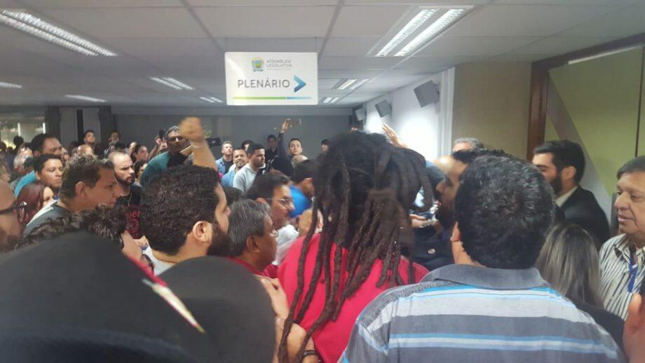 Seguranças e PMs tentam impedir entrada de professores (Foto: Renata Volpe)