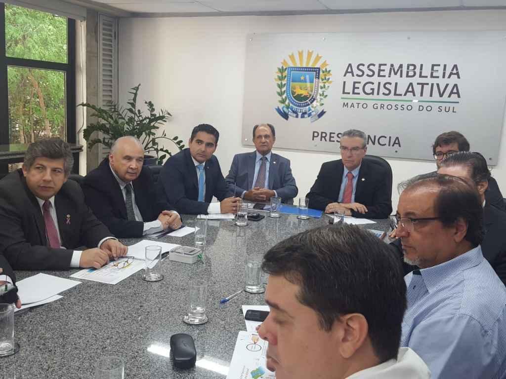 Deputados se reúnem na presidência da ALMS (Renata Volpe