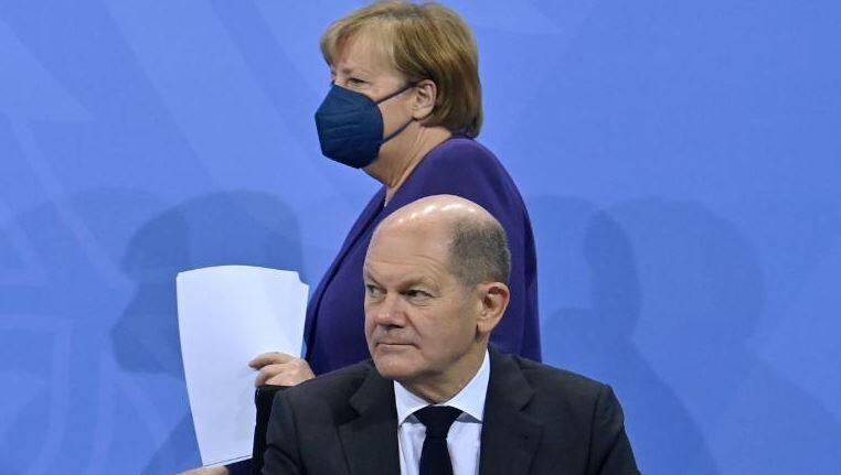 A chanceler em exercício Angela Merkel e Olaf Scholz em entrevista coletiva nesta quinta