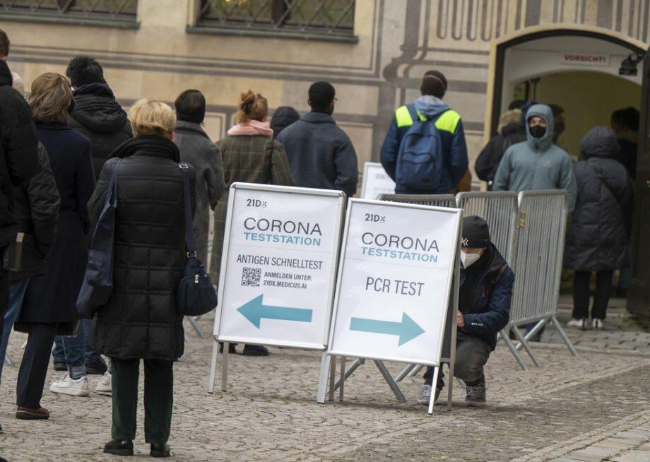 Pessoas fazem fila em centro de testes de Covid-19 em Munique