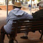 Aposentados em praça de Campo Grande (Foto: Marcos Ermínio)