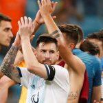 Lionel Messi aplaude a torcida após o final do jogo e a classificação (Foto: Reuters/Diego Vara/Direitos Reservados)