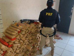 Armas e drogas apreendidas em ação da PRF. Foto: Divulgação