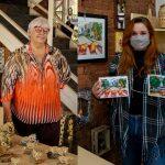 Betty Marques e Iza Olmos são artesãs de Campo Grande