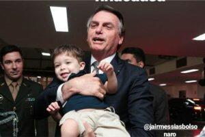 Presidente Jair Bolsonaro participou de homenagem e carregou Arthur no colo | Foto: Reprodução/Instagram/Sara Onori