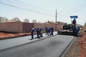 Trabalhadores na obra de pavimentação do Rita Vieira