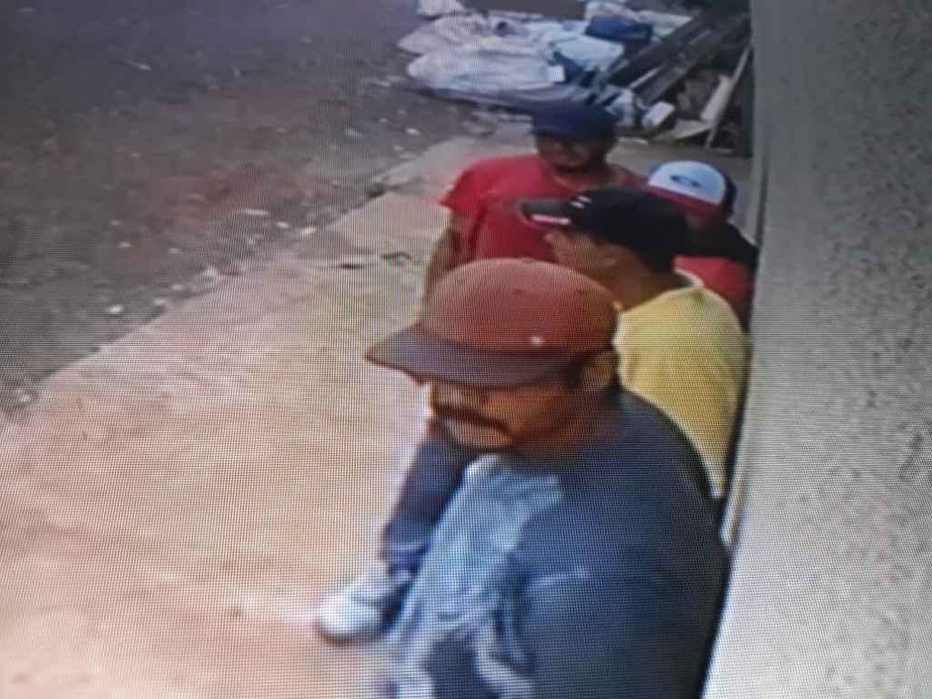 Bandidos levaram carro