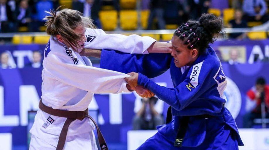 Aléxia Vitória Nascimento de kimono azul