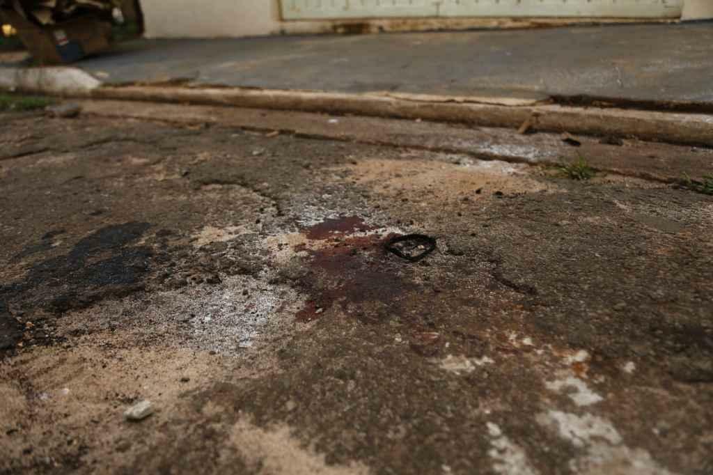 Vítima foi esfaqueada na frente da casa. Foto: Leonardo de França