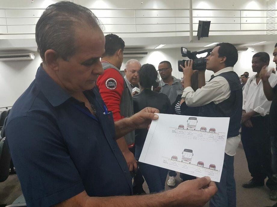 Presidente da associação mostra como seria Afonso Pena se reduzisse tamanho do canteiro | Foto: Daiany Albuquerque