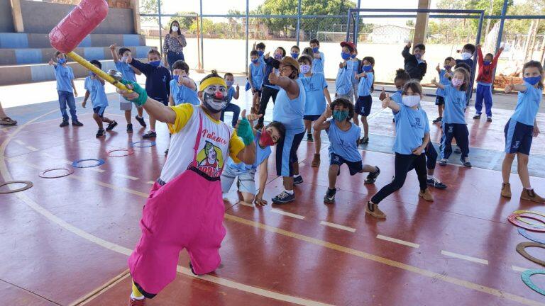 Oficinas acontecem durante as aulas de arte