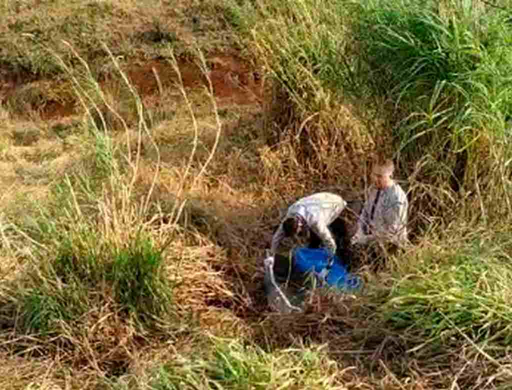 Agentes funerários de Dourados recolhem corpo para ser levado ao Imol