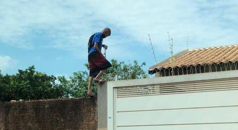 Bandido foi flagrado em cima de muro de casa no Rita Vieira