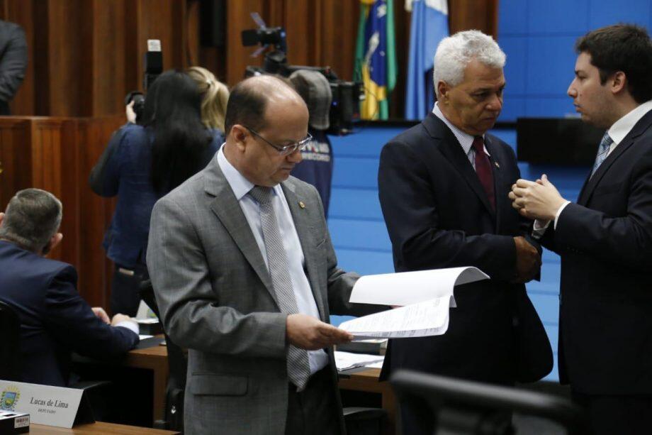 Barbosinha analisa projeto de lei. (Foto: Marcos Ermínio)