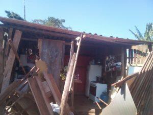 Carro invadiu barraco na Favela do Mandela e destruiu cozinha (Foto: Arquivo pessoal)