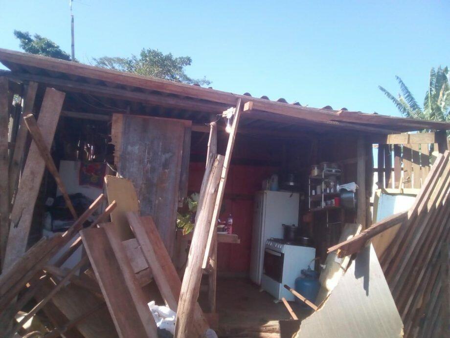 Carro invadiu barraco na Favela do Mandela e destruiu cozinha (Foto: Arquivo pessoal)