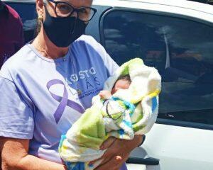 Bebê no momento em que foi resgatado (divulgação
