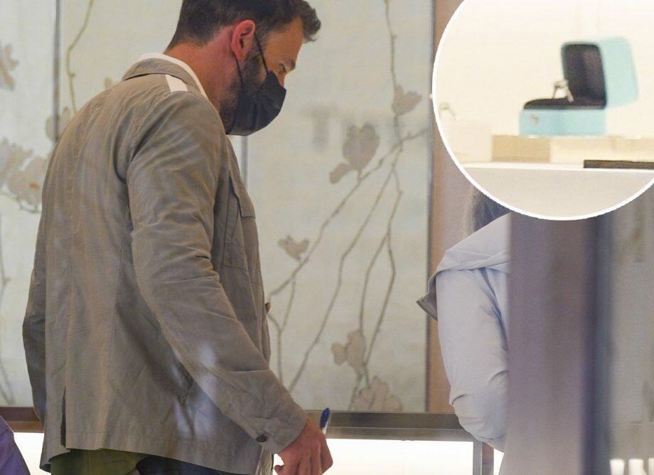Ben Affleck foi visto olhando alianças na Tiffany's