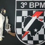 Faca e revólver apreendidos pela PM. Foto: Ferrari News