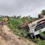 Caminhão tombado em estrada de terra no Pantanal (Foto: Divulgação)