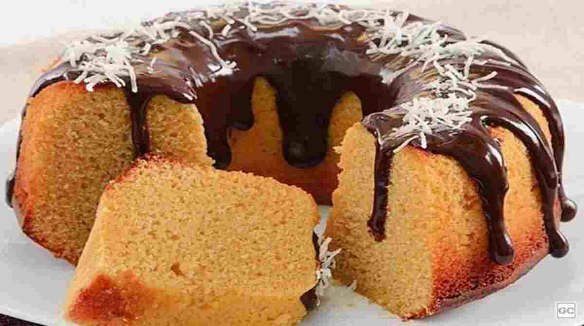 Bolo de fubá com chocolate e coco