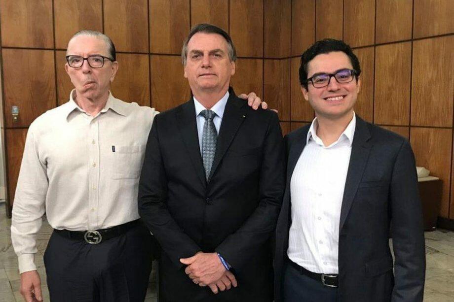 Bolsonaro e os médicos Antônio Macedo (à esquerda) e Leandro Echenique (à direita) durante visita a São Paulo. (Reprodução