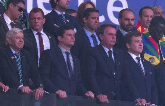 Jair Bolsonaro e Sérgio Moro assistem ao jogo no Maracanã. (Foto: Reprodução/OAntagonista)