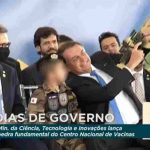 Presidente estava sem máscara assim como outras pessoas no palco