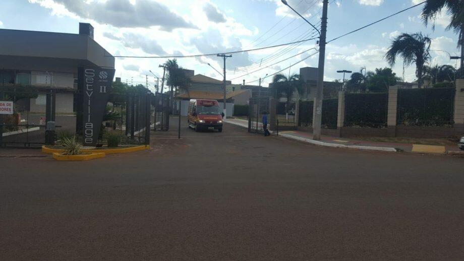 Bombeiros deixando o condomínio após resgate da vítima. Foto: Dayene Paz