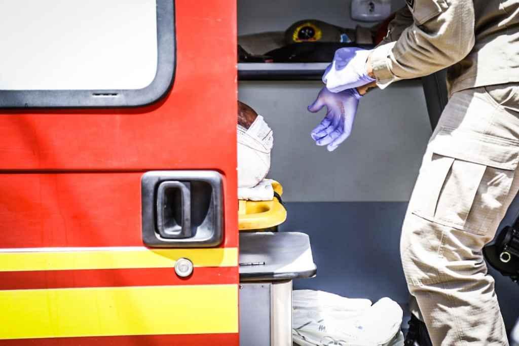 Vítima sofreu ferimento na cabeça (Foto: Henrique Arakaki