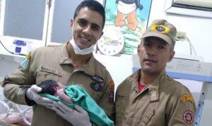 Militares dos Bombeiros com a menina nos braços no berçario da unidade médica. / Foto: 13º SGB/Ind. de Maracaju.