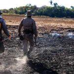 Militares durante combate ao incêndio na operação