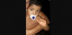 Bebê teria atravessado a rua e atropelado por motocicleta. (Reprodução