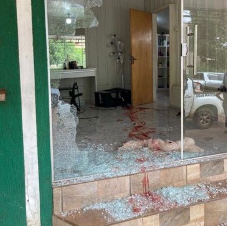 Pistoleiros estavam em uma motocicleta preta e azul com pneus laranjas