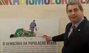 Deputado Coronel Tadeu (PSL-SP) arrancou a placa de uma exposição sobre racismo na Câmara