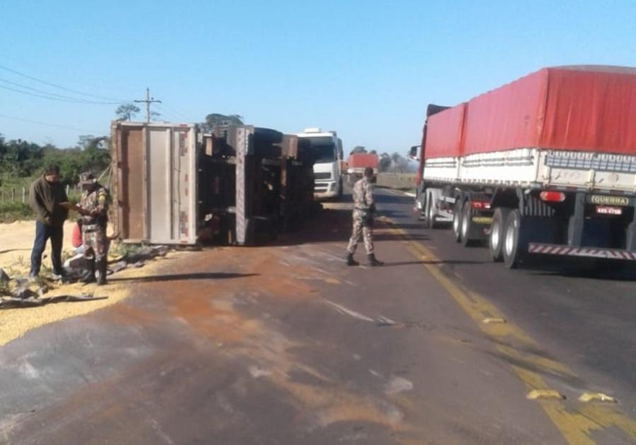 Veículo tombou na pista (Foto: Nova News)