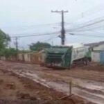 Moradores já estão acostumados com lama em dias de chuva