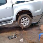 Imagem anexada ao processo mostra caminhonete durante reparo
