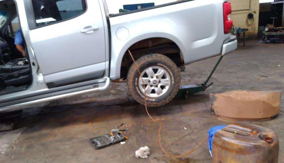 Imagem anexada ao processo mostra caminhonete durante reparo