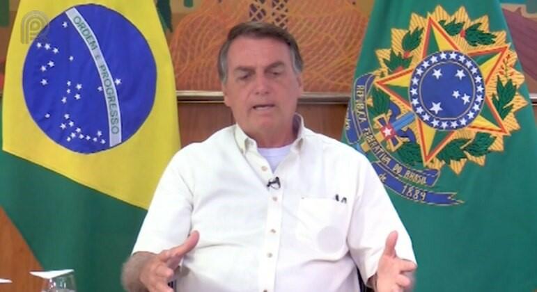 Presidente Jair Bolsonaro durante live realizada na noite de ontem (26)