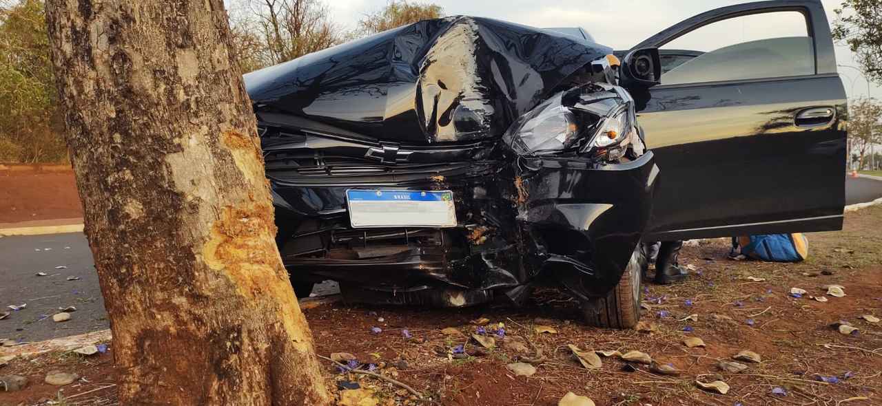 Dianteira do veículo ficou destruída pelo impacto