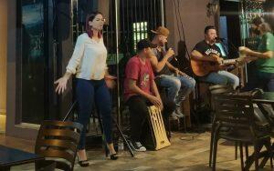 Intérprete traduz em libras shows em Campo Grande para surdos