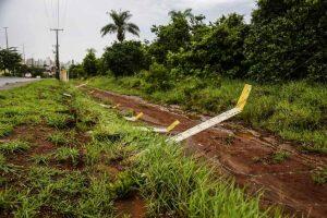 Cerca foi derrubada pelo carro (Foto: Henrique Arakaki