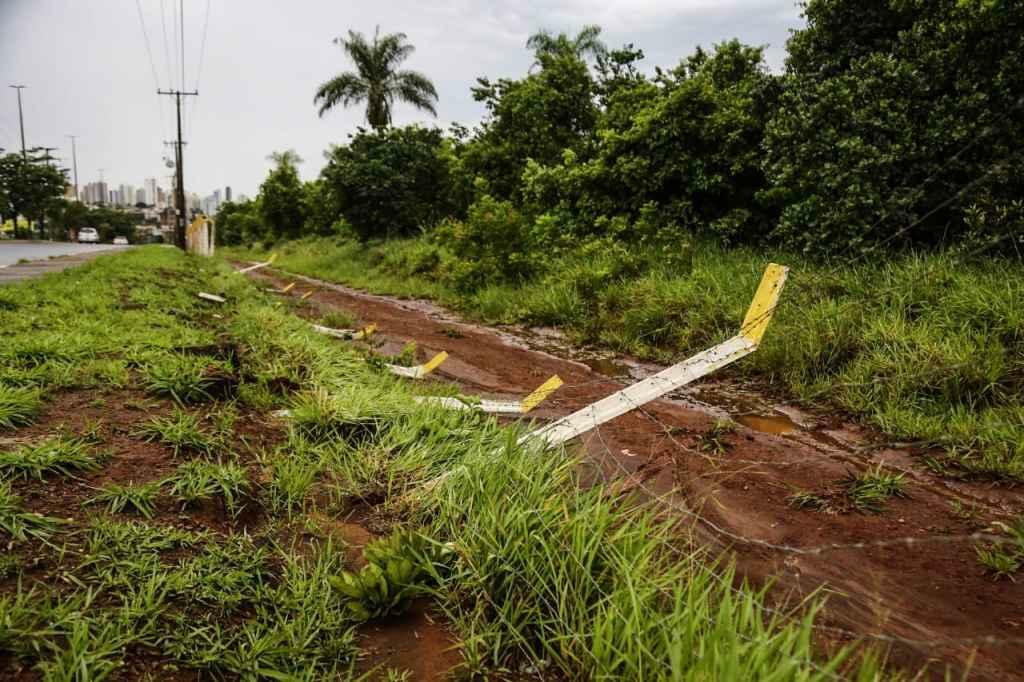 Cerca foi derrubada pelo carro (Foto: Henrique Arakaki