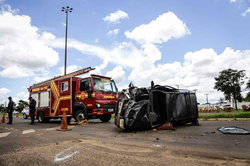 Carro capotou na Gury Marques (Foto: Henrique Arakaki