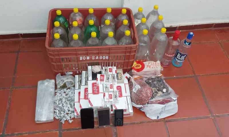 Bebidas e carne foram encontrados nas celas