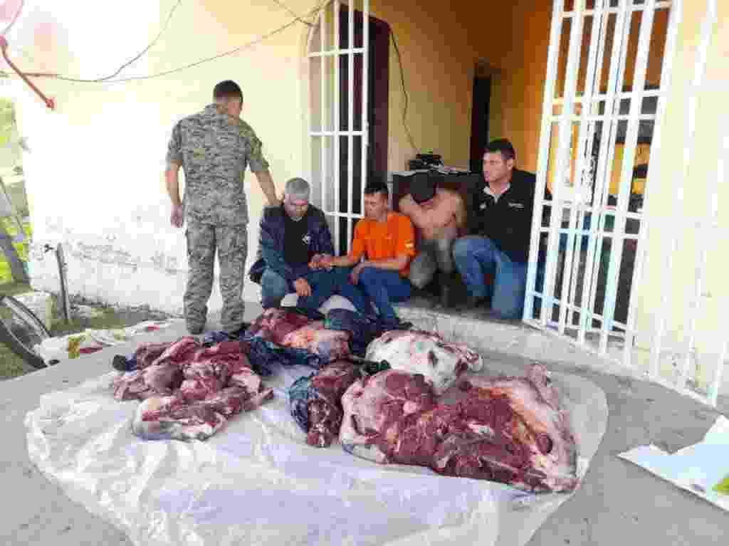 Ladrões foram flagrados enquanto descarregavam a carne