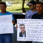 Amigos e familiares de Rafael durante protesto nesta quarta-feira. (Marcos Ermínio